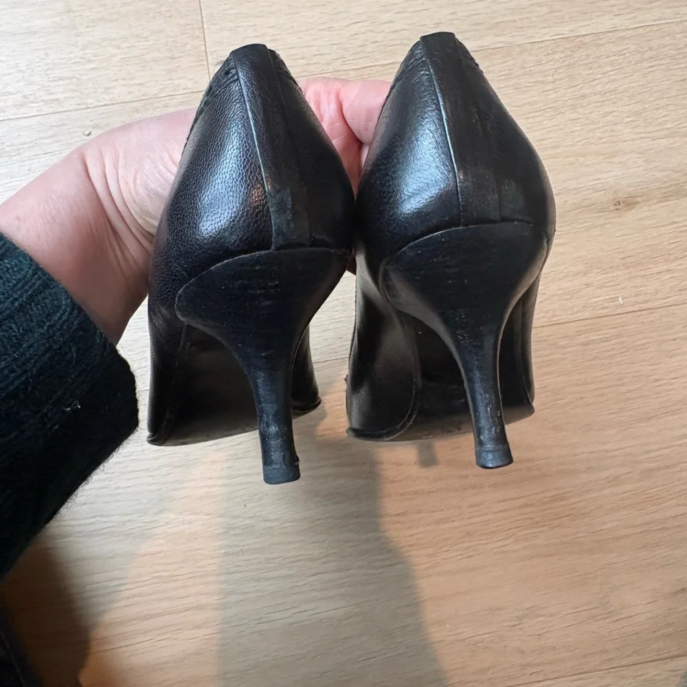 Stuart Weitzman Black Pointed Leather Heels with fringe, gun metal chain detail - Picture 3 of 4